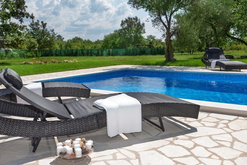 Property building, Garden, Swimming pool