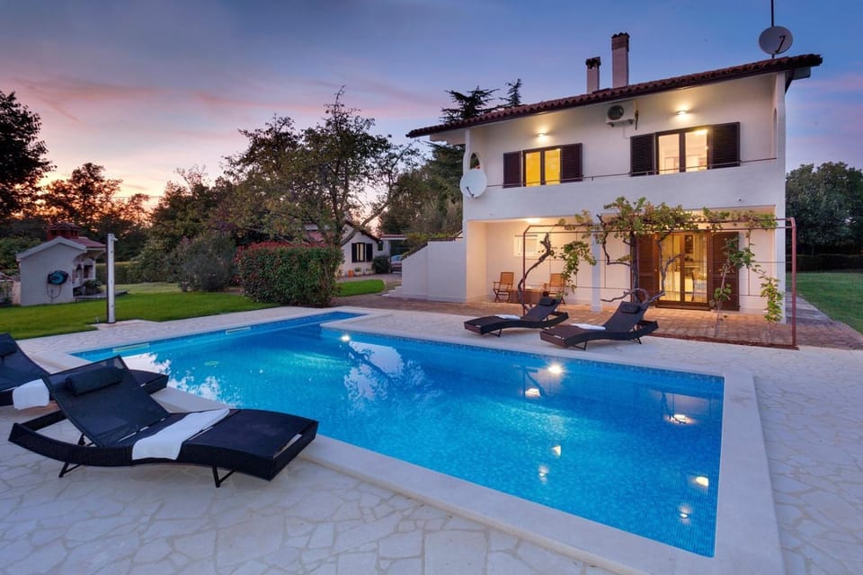 Property building, Garden, Swimming pool