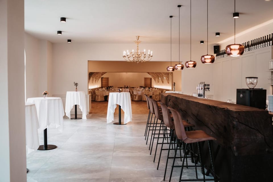 Restaurant/places to eat, Banquet/Function facilities