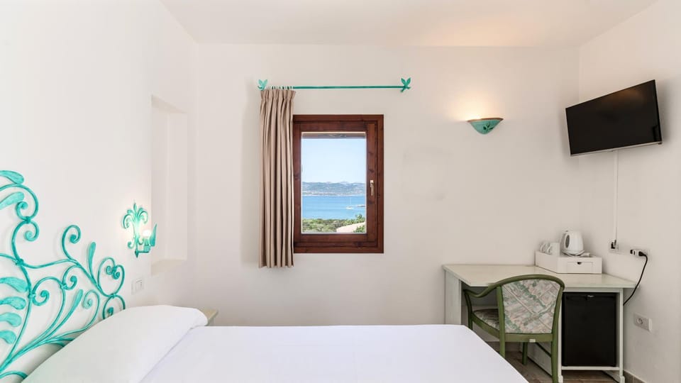 Bed, TV and multimedia, Bedroom, Sea view