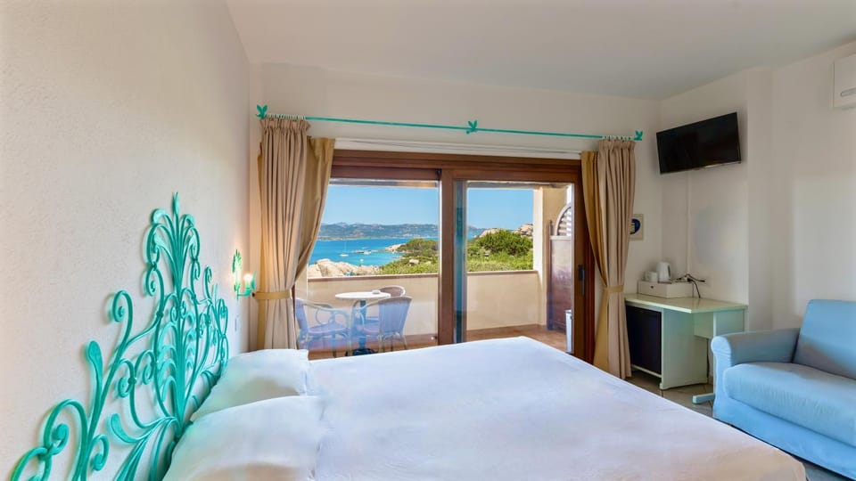 Bed, TV and multimedia, Photo of the whole room, Bedroom, Sea view
