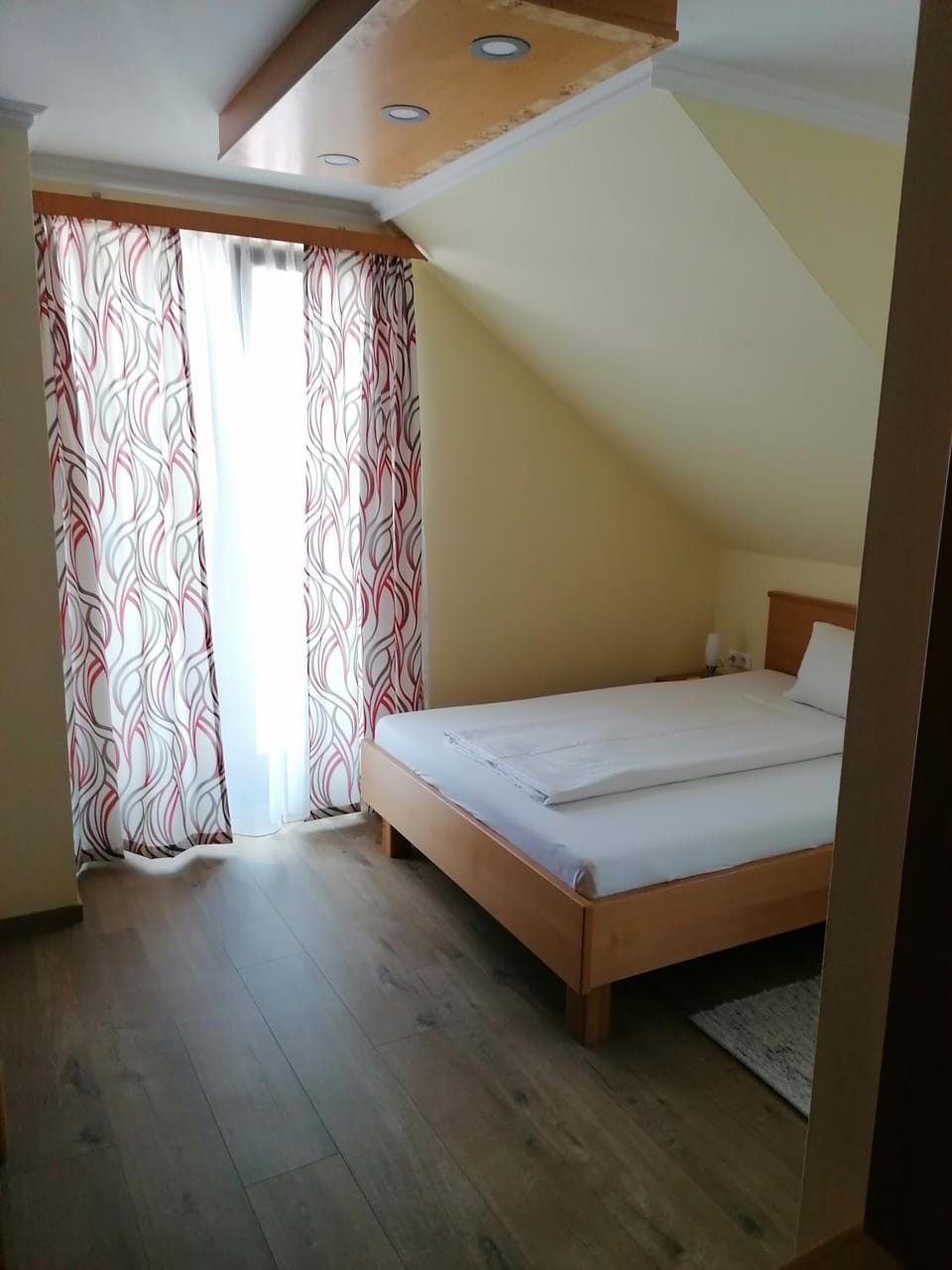 Staff, Bed, Other, Photo of the whole room, Decorative detail
