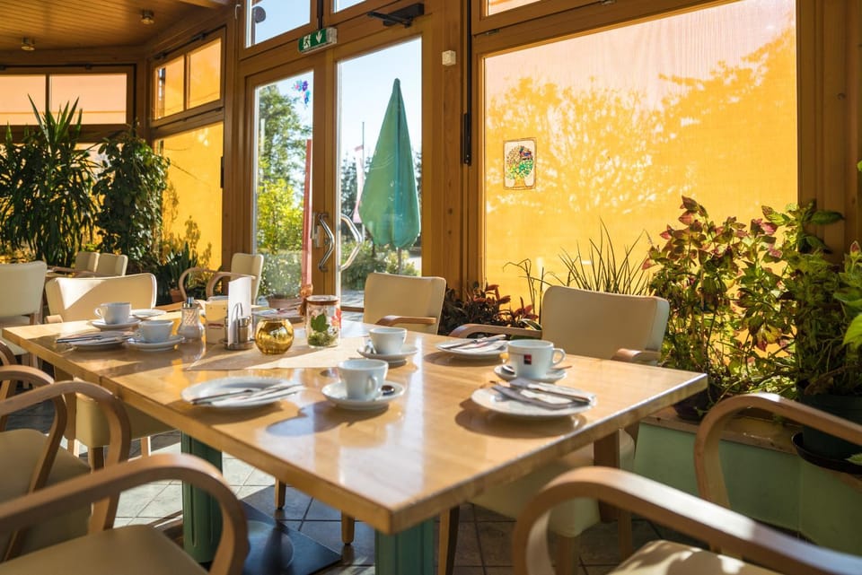 Restaurant/places to eat, Breakfast, Buffet breakfast