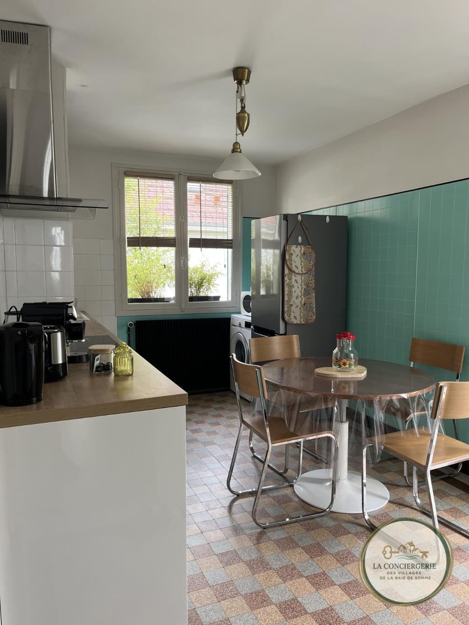 Coffee/tea facilities, Kitchen or kitchenette, Dining area, oven, stove, toaster