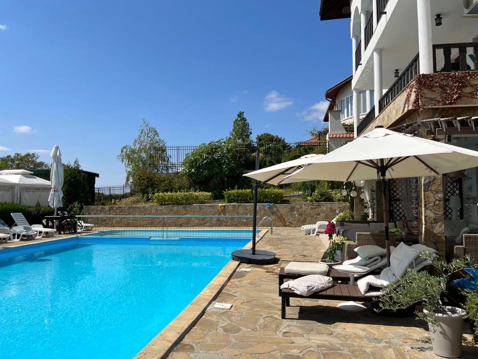 Property building, Garden, Swimming pool