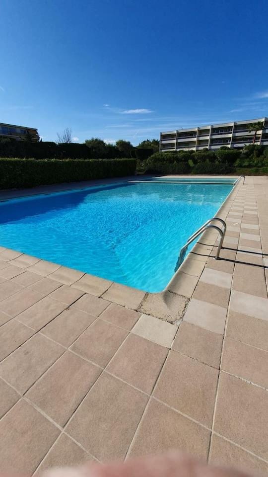 Superbe 2 pièces moderne refait à neuf, PISCINE ! Apartment in Antibes