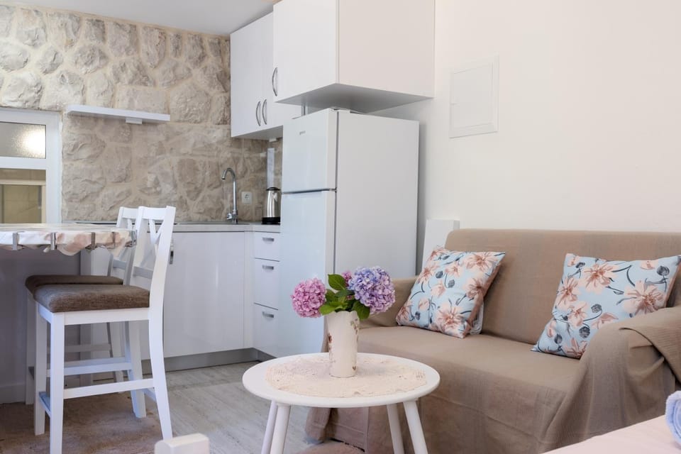 Dining area, oven, stove