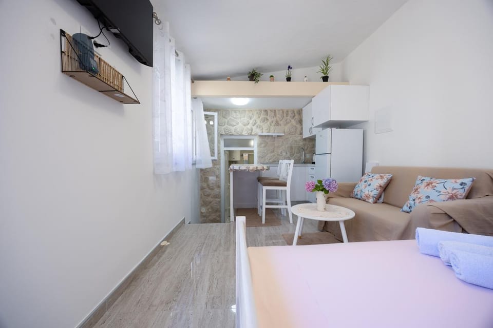 Bed, Living room, Photo of the whole room, Seating area