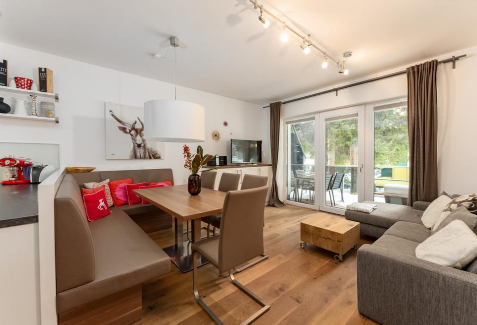 TV and multimedia, Kitchen or kitchenette, Living room, Seating area, Dining area