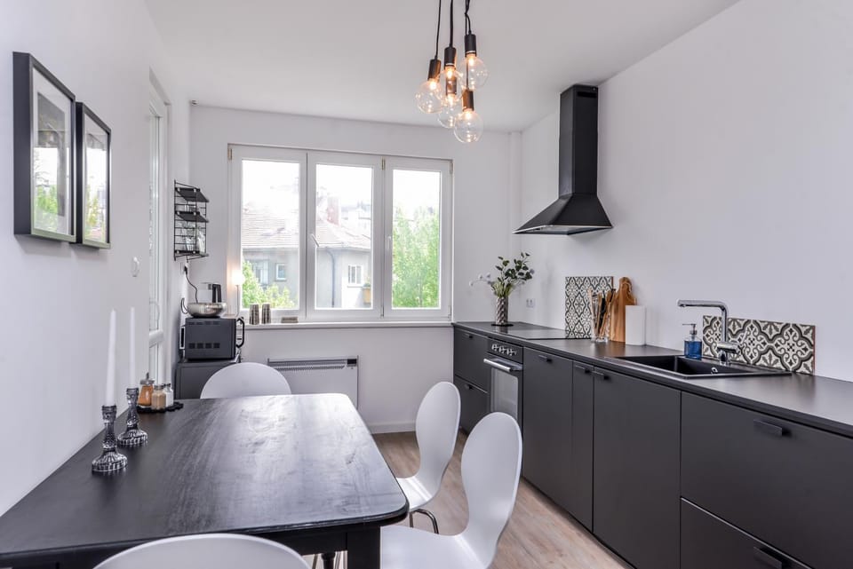 Kitchen or kitchenette, Dining area
