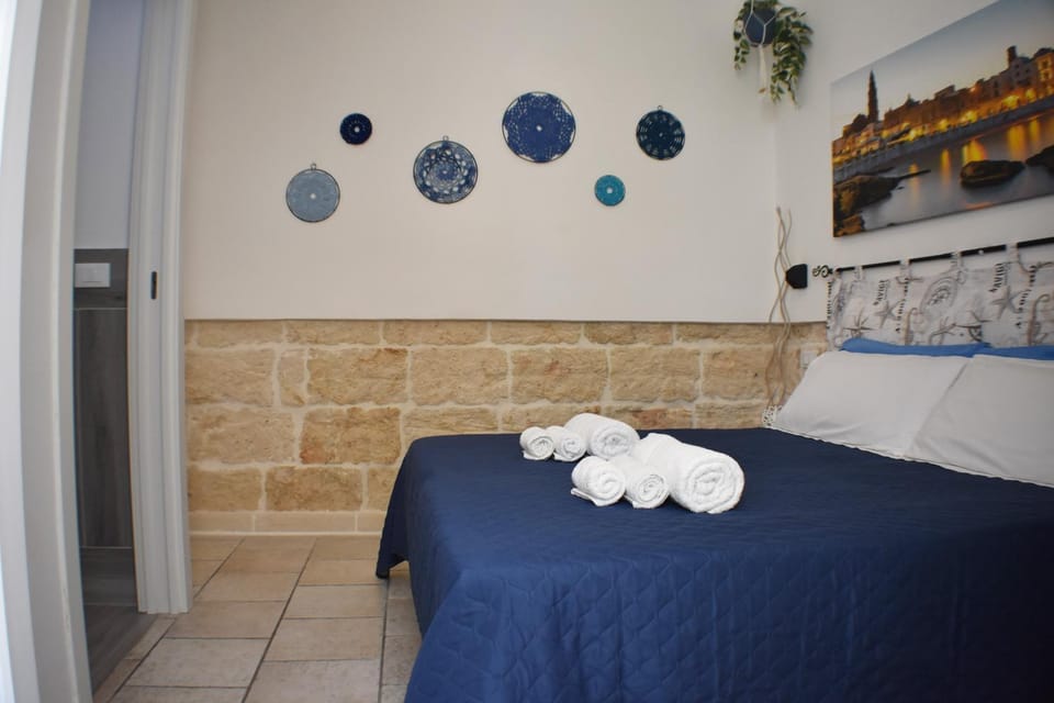 Photo of the whole room, Bedroom, towels