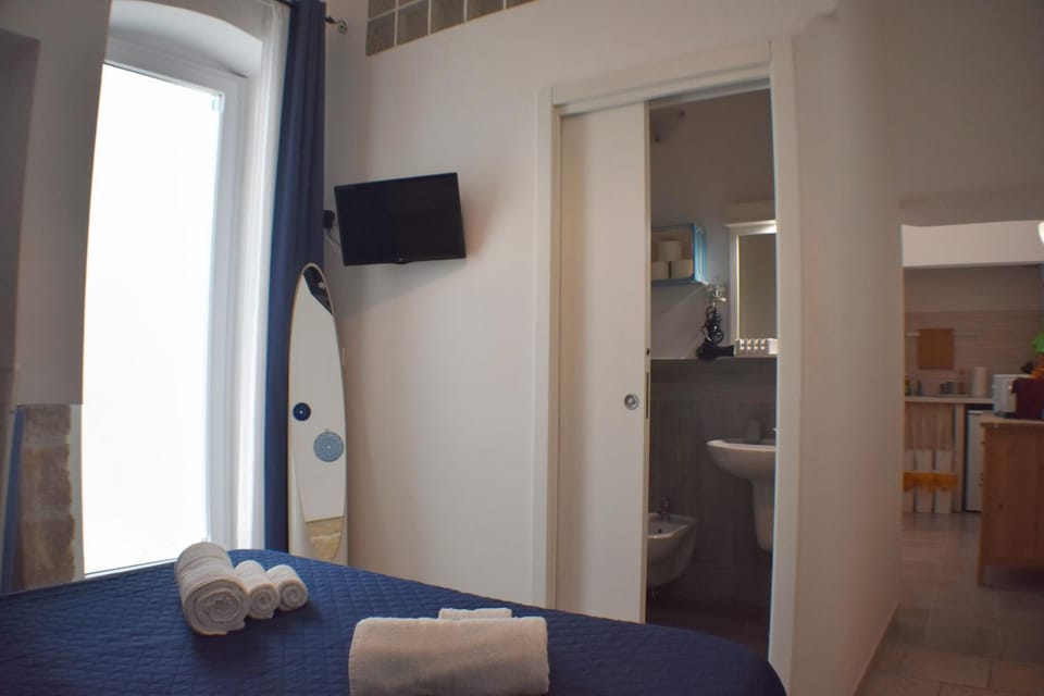 Bed, TV and multimedia, Bedroom, towels