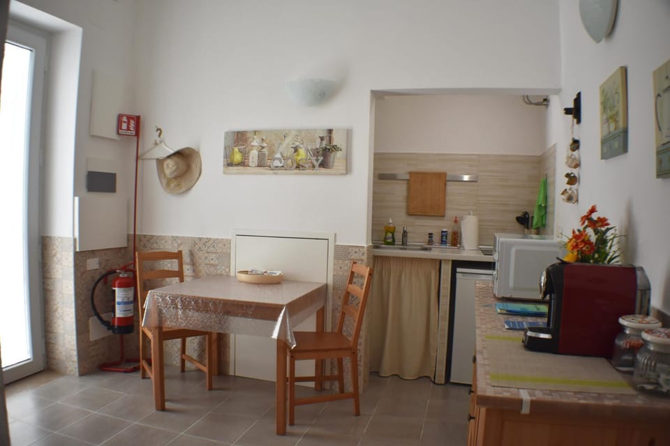 Coffee/tea facilities, Kitchen or kitchenette, Dining area
