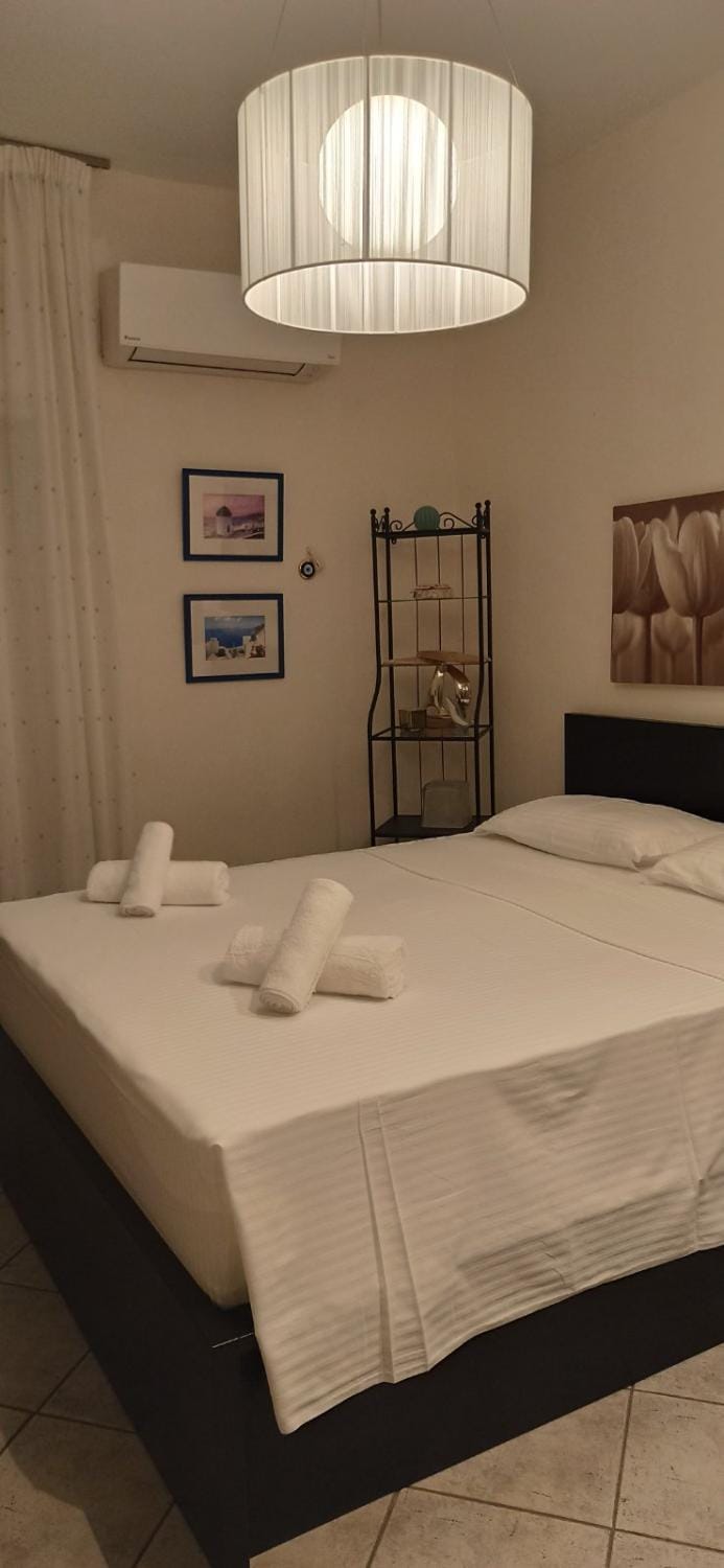 Bed, Photo of the whole room, Bedroom, towels, air conditioner
