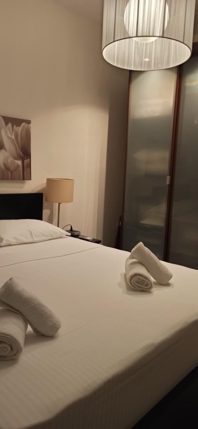 Bed, Bedroom, towels