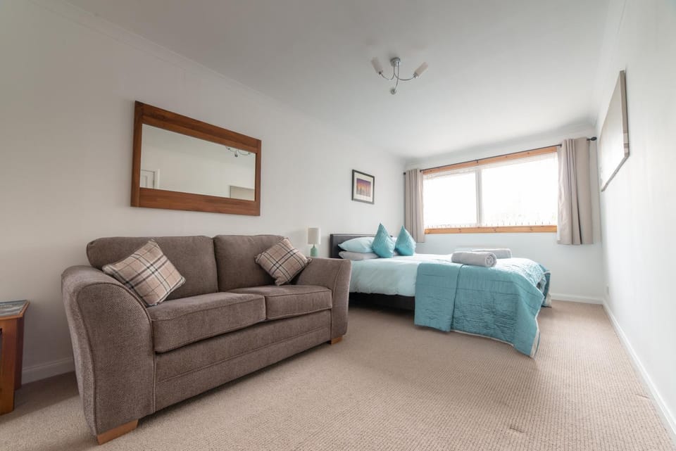 Photo of the whole room, Seating area