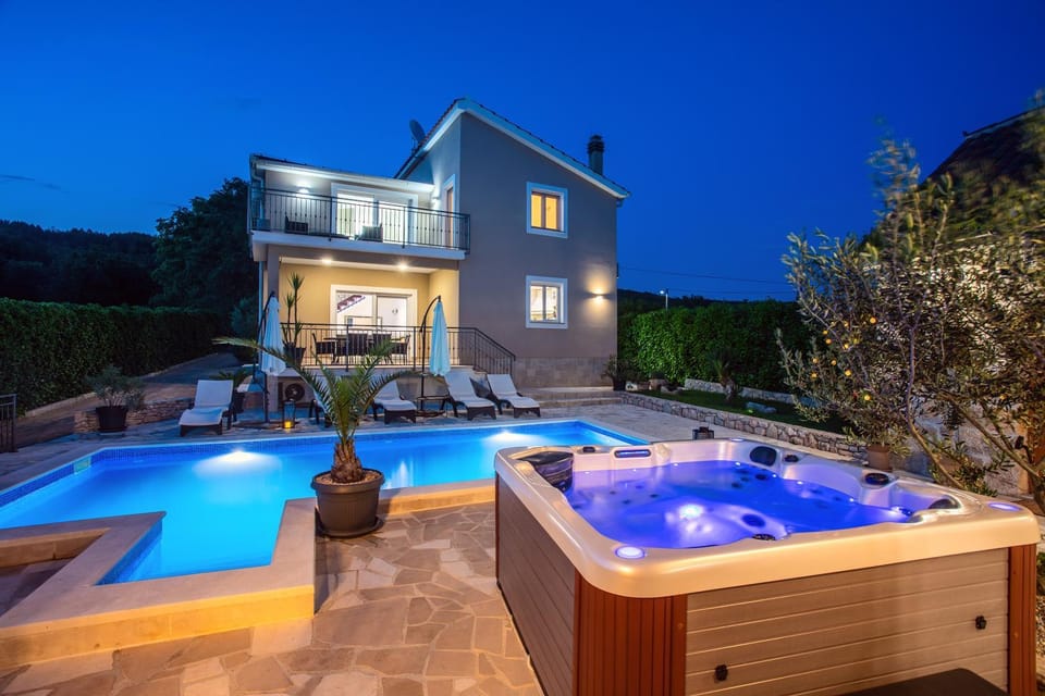 Property building, Night, Hot Tub, Pool view, Swimming pool
