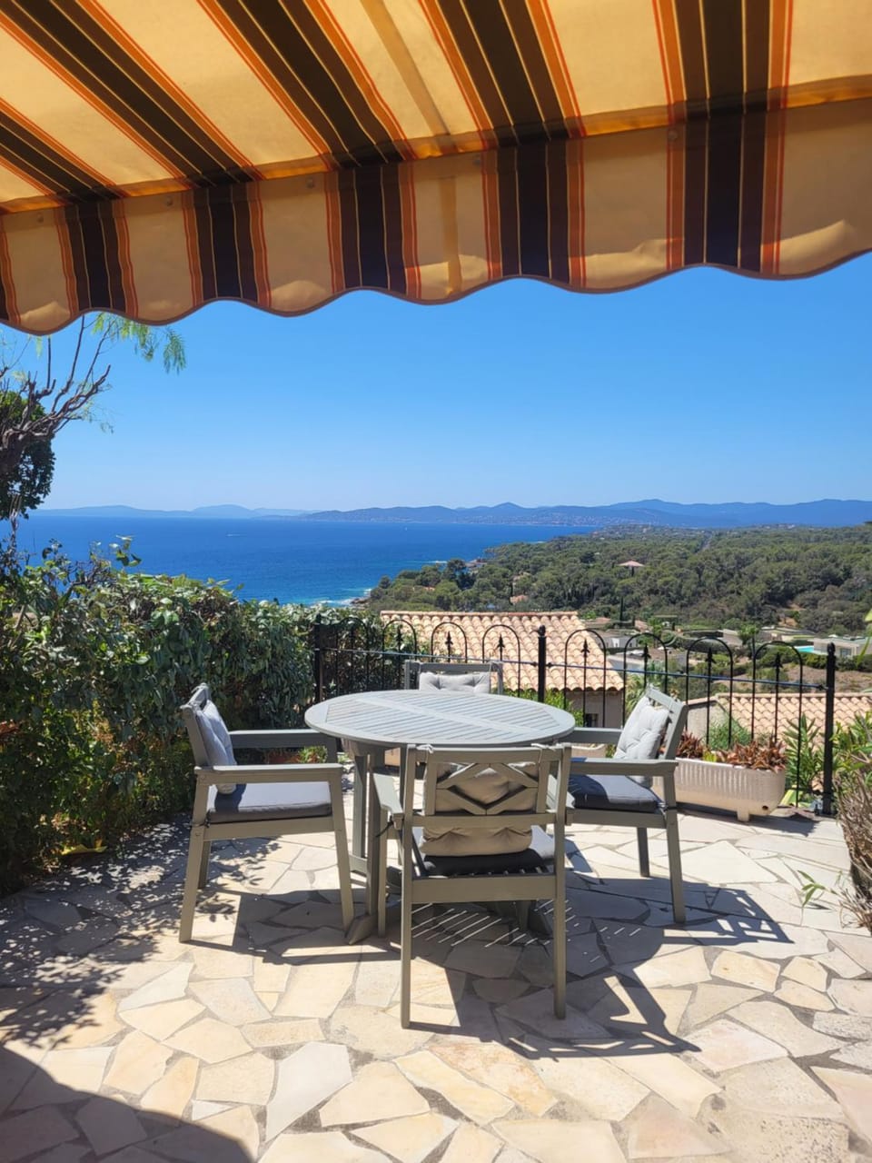 View (from property/room), Balcony/Terrace, Dining area, Sea view