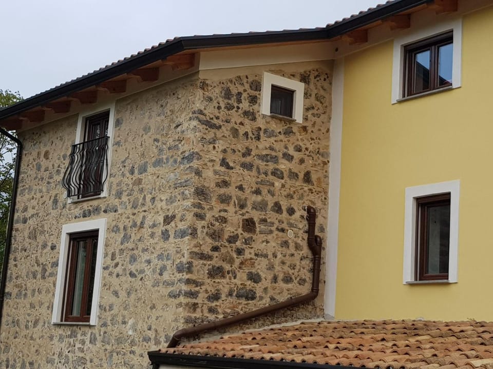 Facade/entrance, Balcony/Terrace