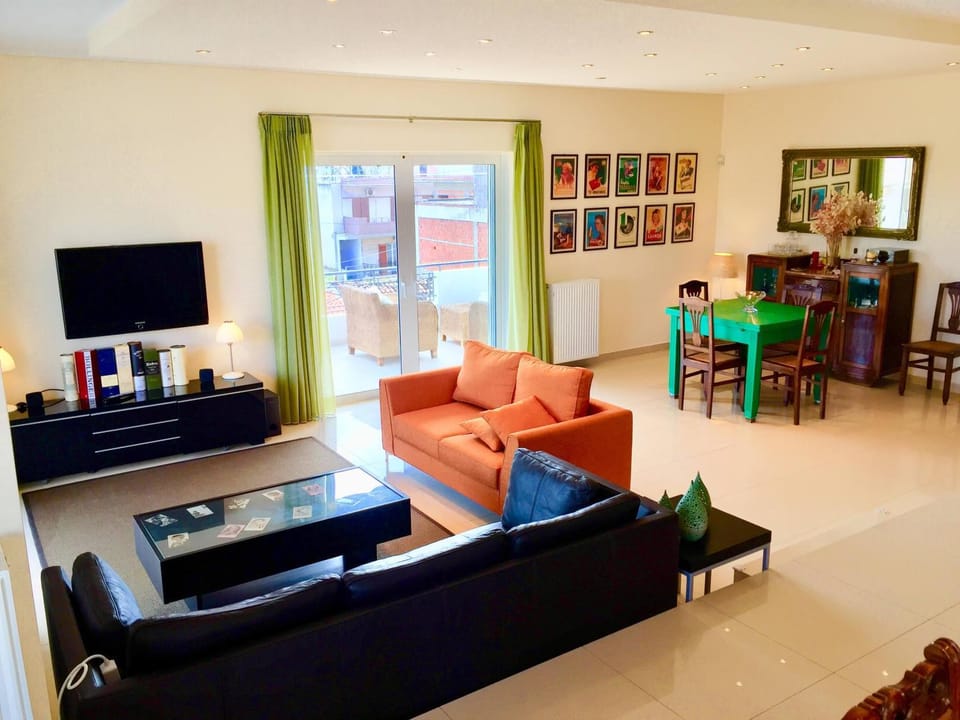Communal lounge/ TV room, TV and multimedia, Living room, Seating area, Dining area, Evening entertainment