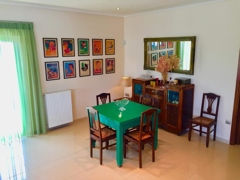 Seating area, Dining area