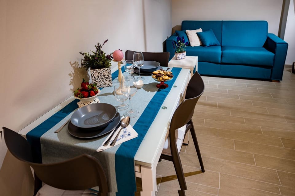 Living room, Food and drinks, Seating area, Dining area, Food