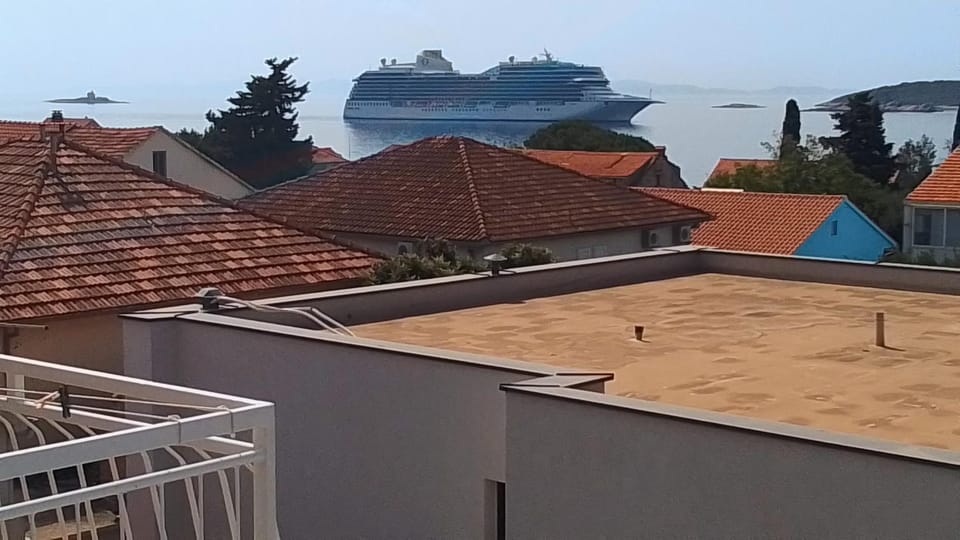 Apartmani Fani 2 min walking from sea Bed and Breakfast in Dubrovnik-Neretva County