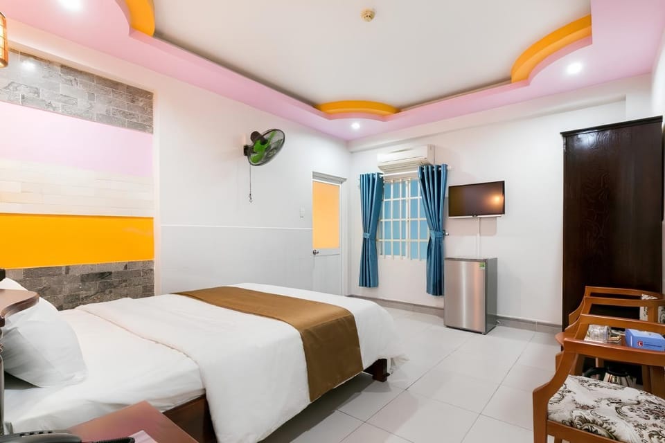 Communal lounge/ TV room, Bed, TV and multimedia, Photo of the whole room, Bedroom
