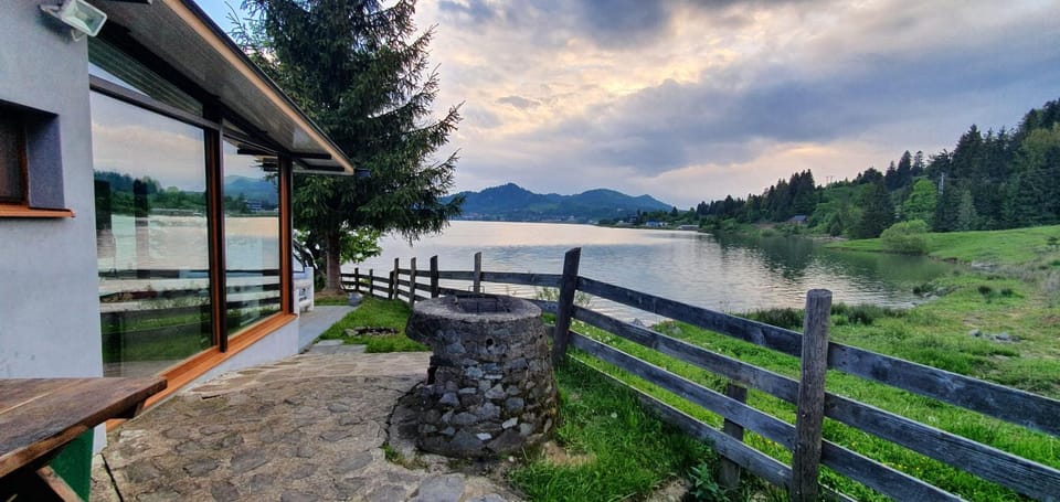 Traditional Casa Pescarului langa lac cu ponton House in Romania