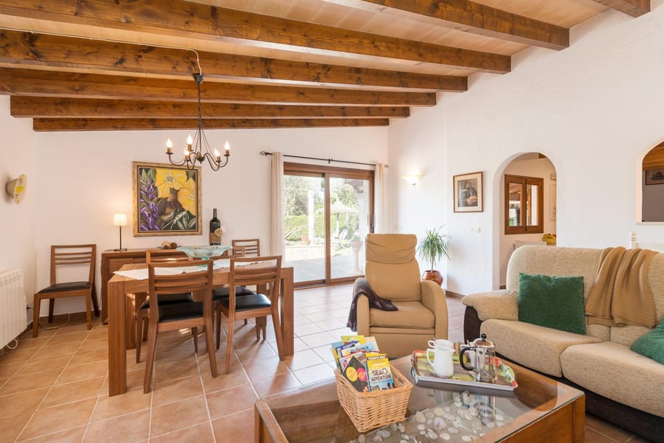 Living room, Lounge or bar, Seating area, Dining area