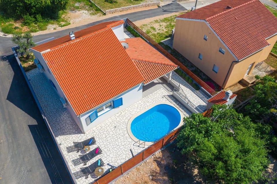 Property building, Bird's eye view, Swimming pool