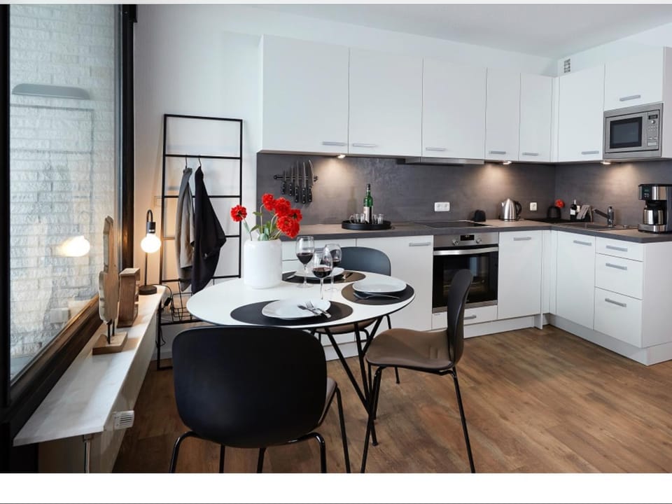Kitchen or kitchenette, Dining area