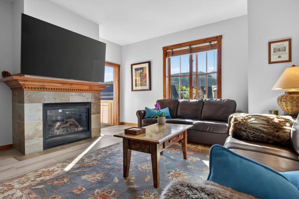 Special Luxury Resort Pool Hot Tubs Walk to it all Apartment in Breckenridge
