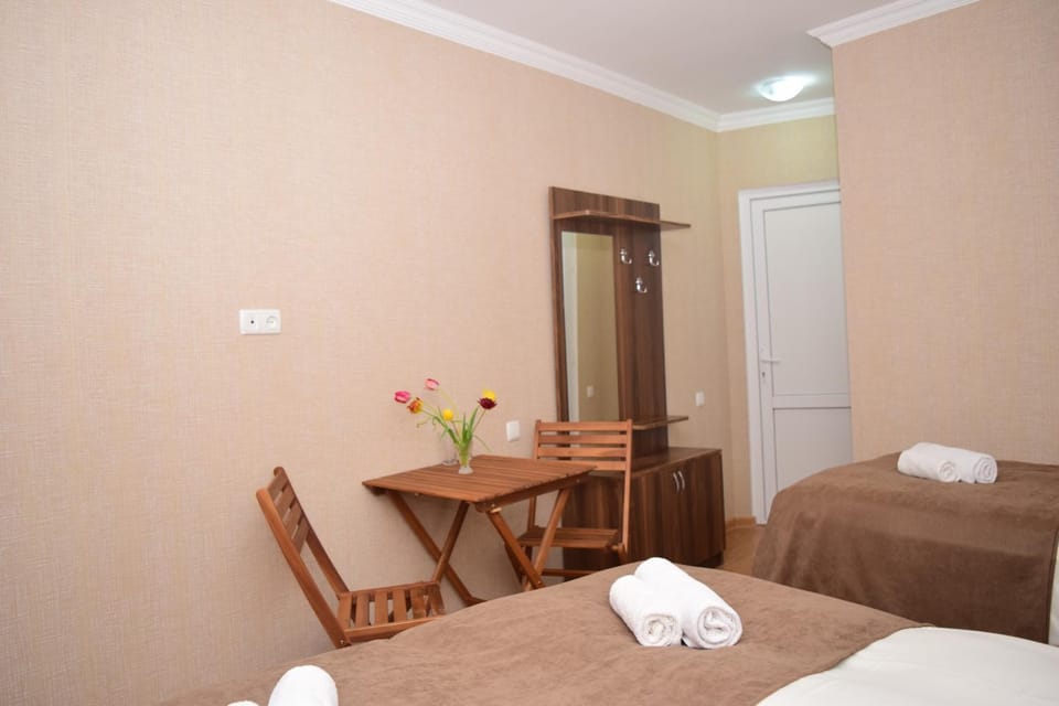 Bed, Photo of the whole room, Dining area, Bedroom