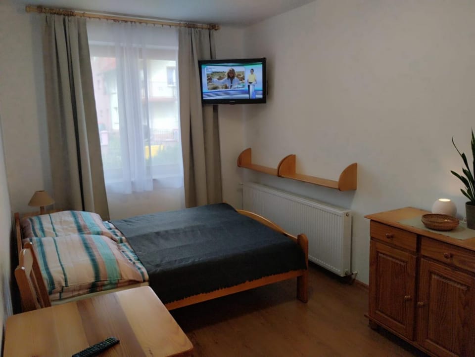 Bed, TV and multimedia, Living room, Photo of the whole room, Seating area, Bedroom
