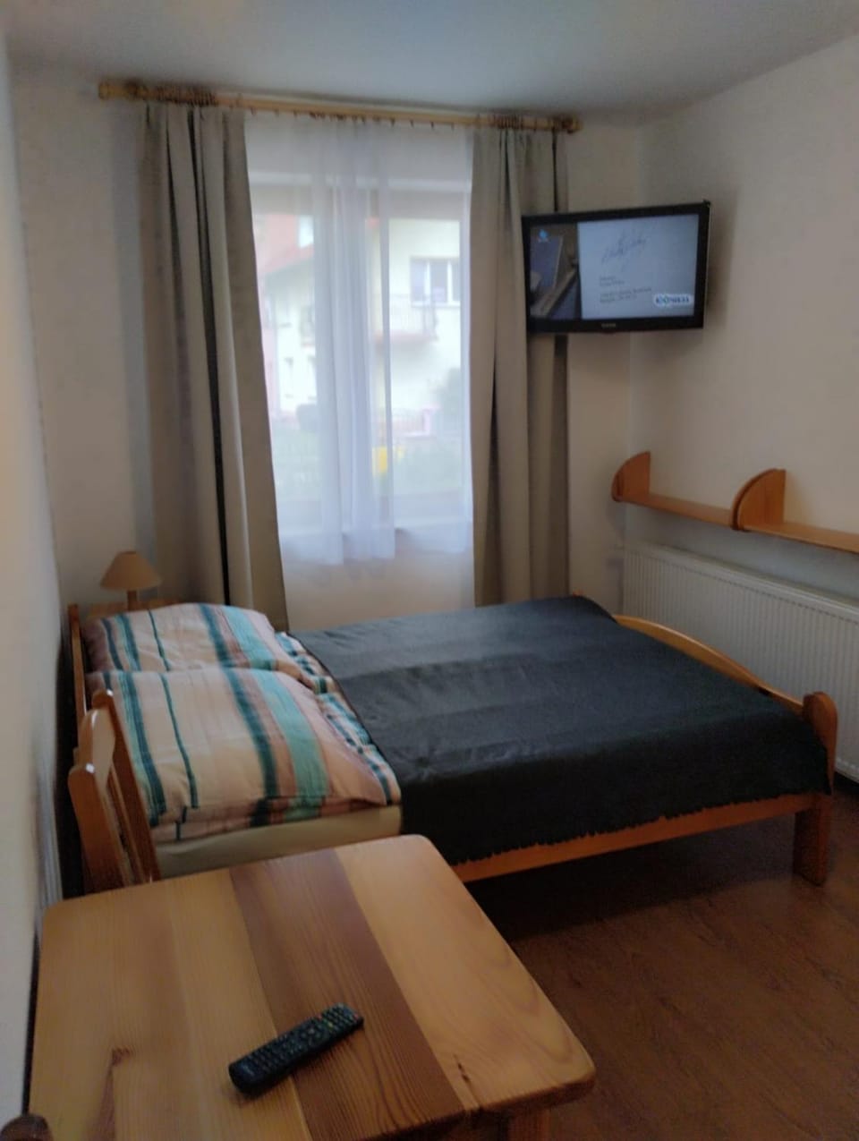 Bed, TV and multimedia, Photo of the whole room, Bedroom