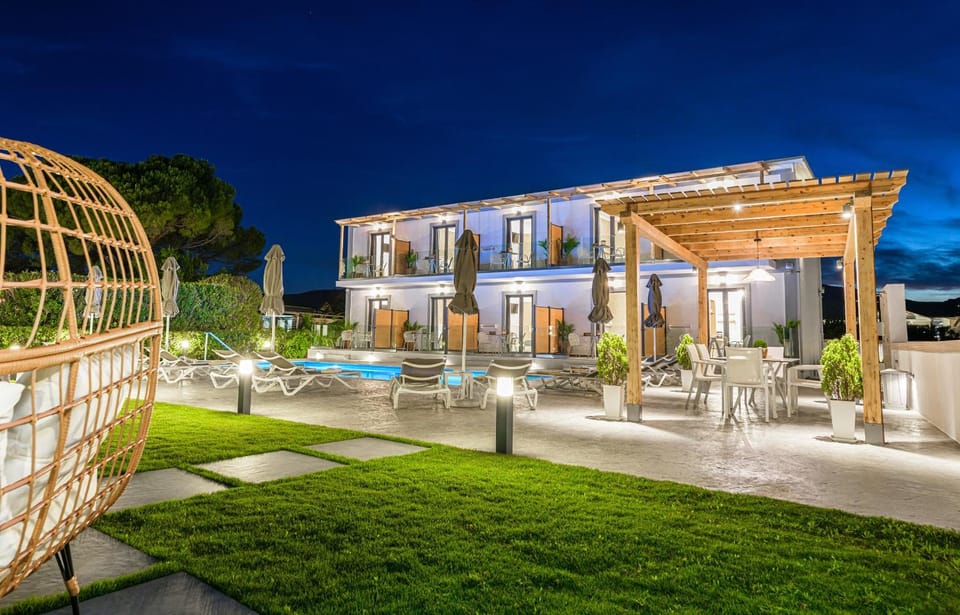 Property building, Garden, Swimming pool, sunbed