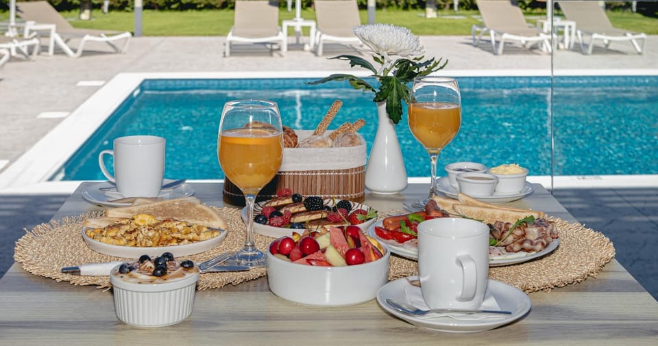 Swimming pool, Breakfast
