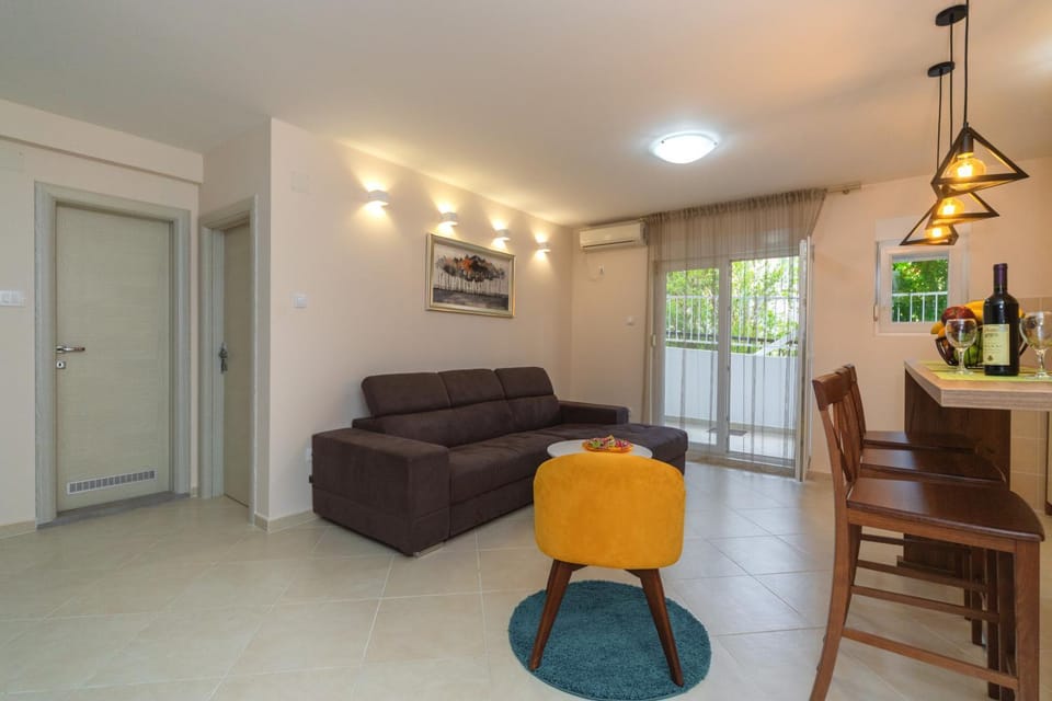 Living room, Seating area, Alcoholic drinks
