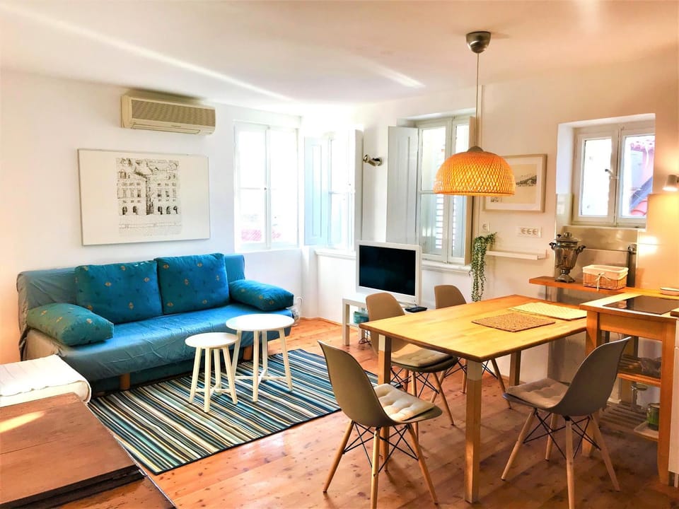 TV and multimedia, Living room, Seating area, Dining area