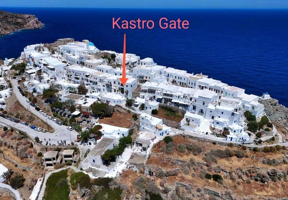 Kastro Gate Apartment ,entrance to an ancient village House in Milos