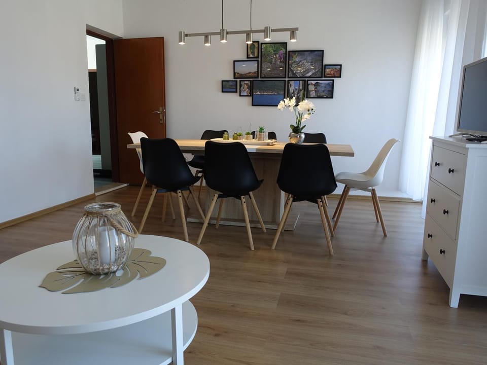 Living room, Dining area