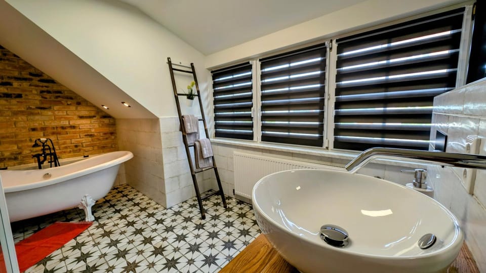 Bathroom, towels