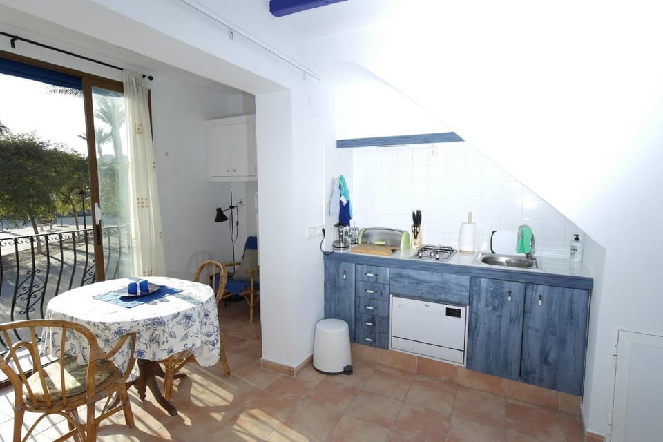 Kitchen or kitchenette, Dining area, Communal kitchen