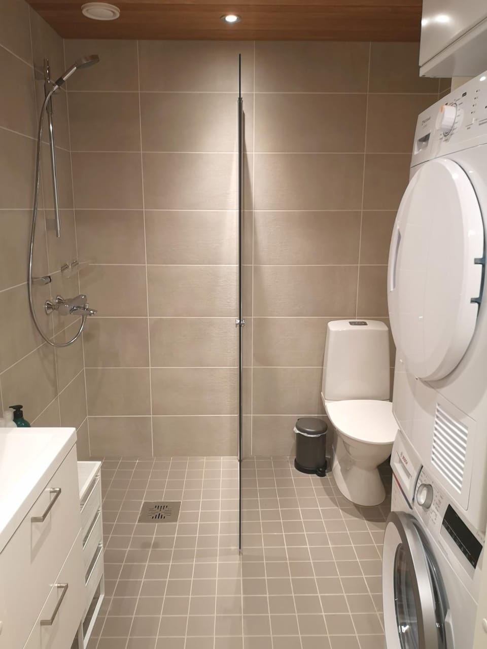 Shower, Toilet, Bathroom, washing machine, dryer