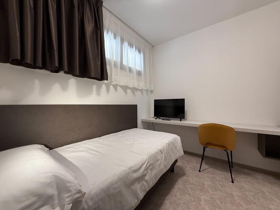 TV and multimedia, Photo of the whole room, Bedroom