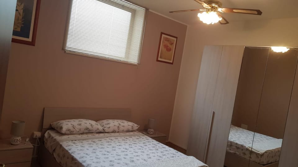 Bed, Photo of the whole room, Bedroom, fireplace