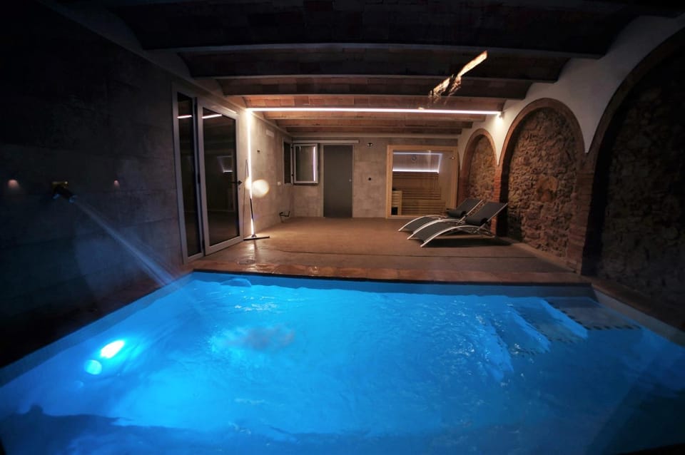 Pool view, Swimming pool, sunbed