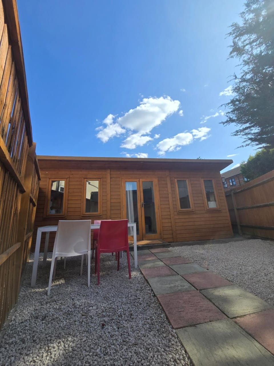 Urban Log Cabin near zone 2 tube Cabin in London Borough of Ealing