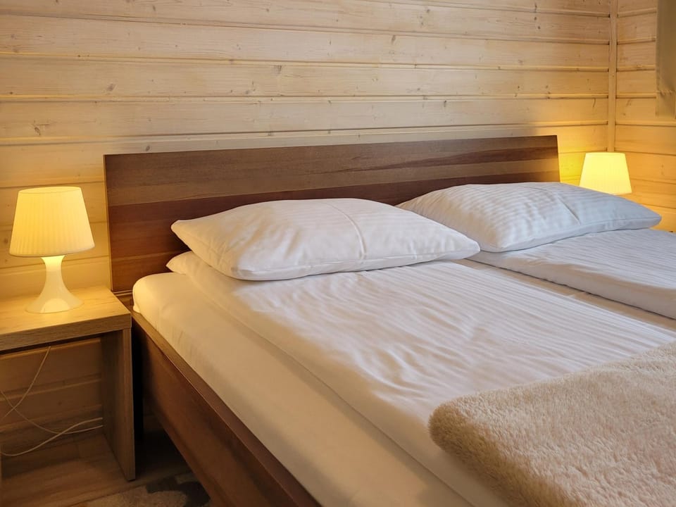 Property building, Bed, Bedroom